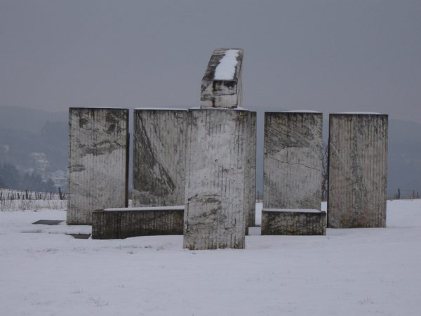 Het monument Europalia in de sneeuw.