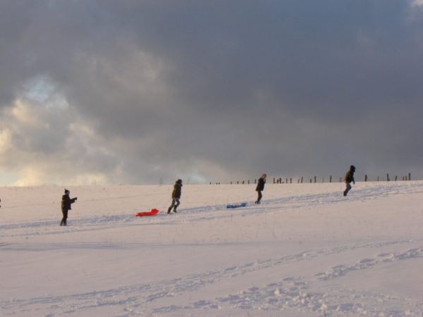 Sleeën in de sneeuw op de heuvel.