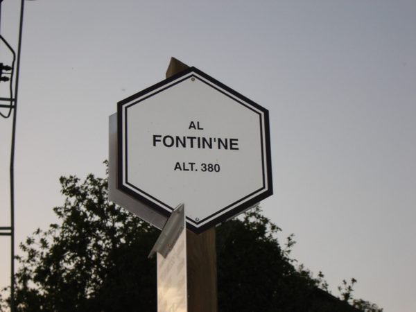 Het bord Al Fontin'ne, alt. 380, bij het monument.