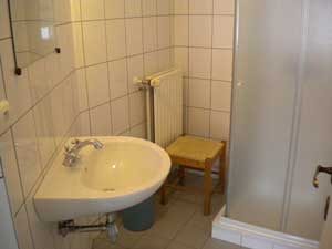 Badkamer met wastafel en bad.