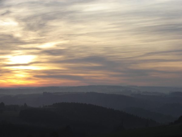 Zonsondergang over de heuvels.