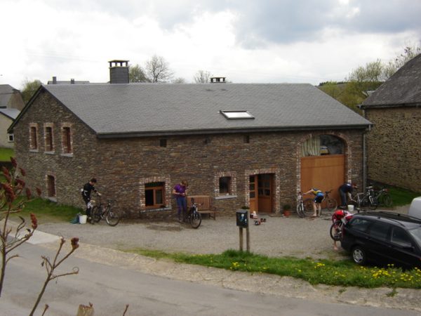 Het huis met auto's ervoor, aan de dorpsweg in Filly.