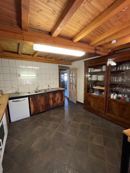 De keuken van de andere kant, met de vaatwasser en het serviesrek.