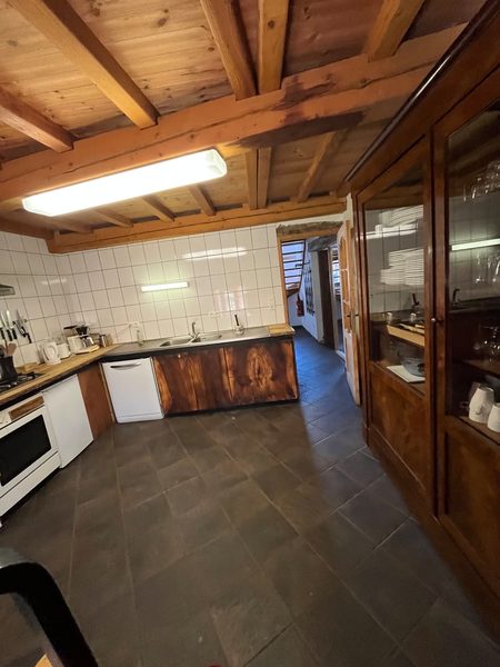 De keuken met werkblad en balkenplafond.