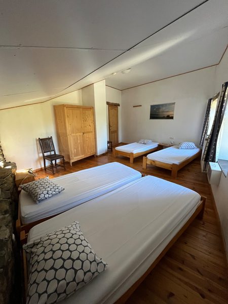 Slaapkamer met meerdere bedden naast elkaar.