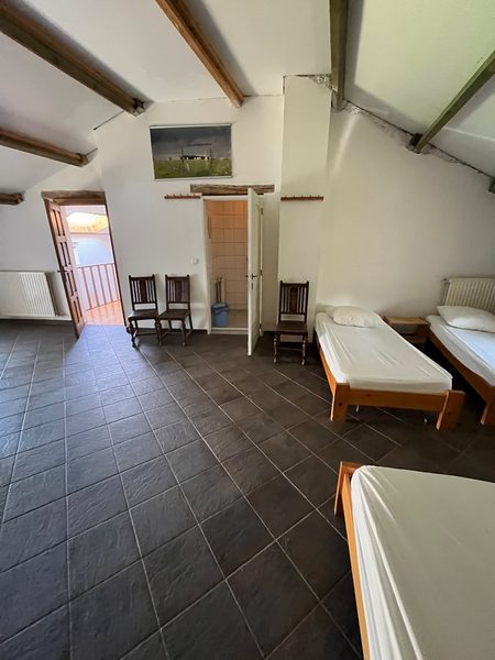 De slaapzaal met bedden naast elkaar.