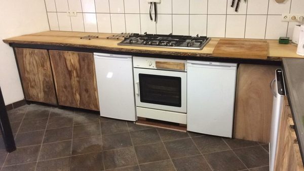 Het gasfornuis en het houten werkblad in de keuken.